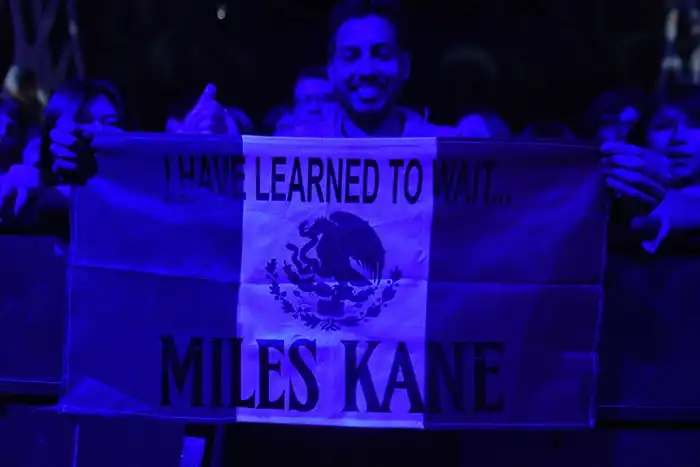 Público en Miles Kane