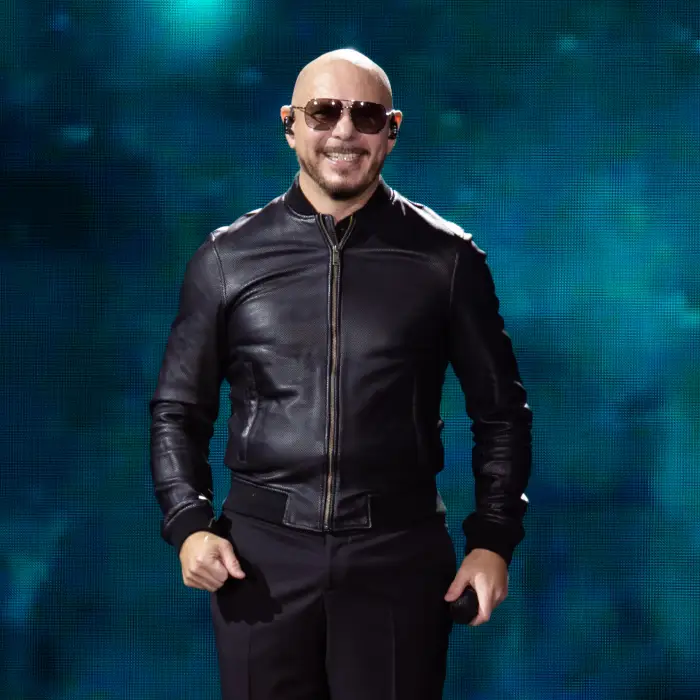TecateEmblema_2025_Pitbull