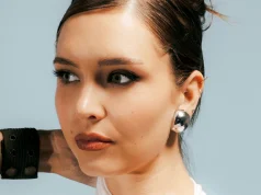 Katie Tupper deslumbra con “Right Hand Man” Radio por Internet