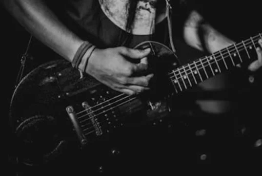 Puede el rock desafiar las probabilidades del destino? Radio por Internet