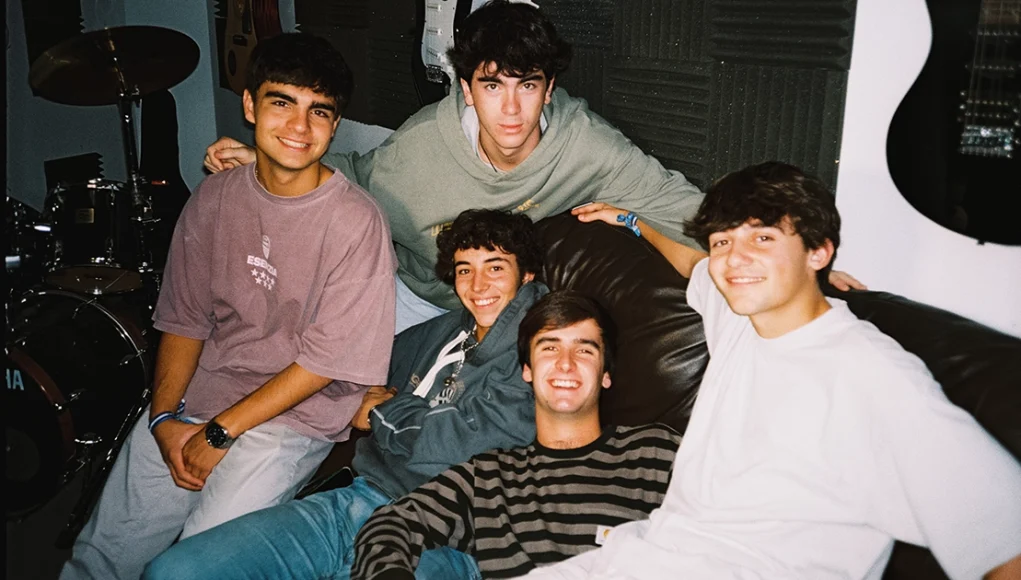 37 (FOTOS) Cinco chavales - AVENIDA