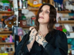 Chelsea Wolfe abraza sus sombras en The Dark The Dark