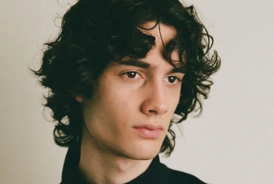 Sombr en el México: indie rock emocional Sombr